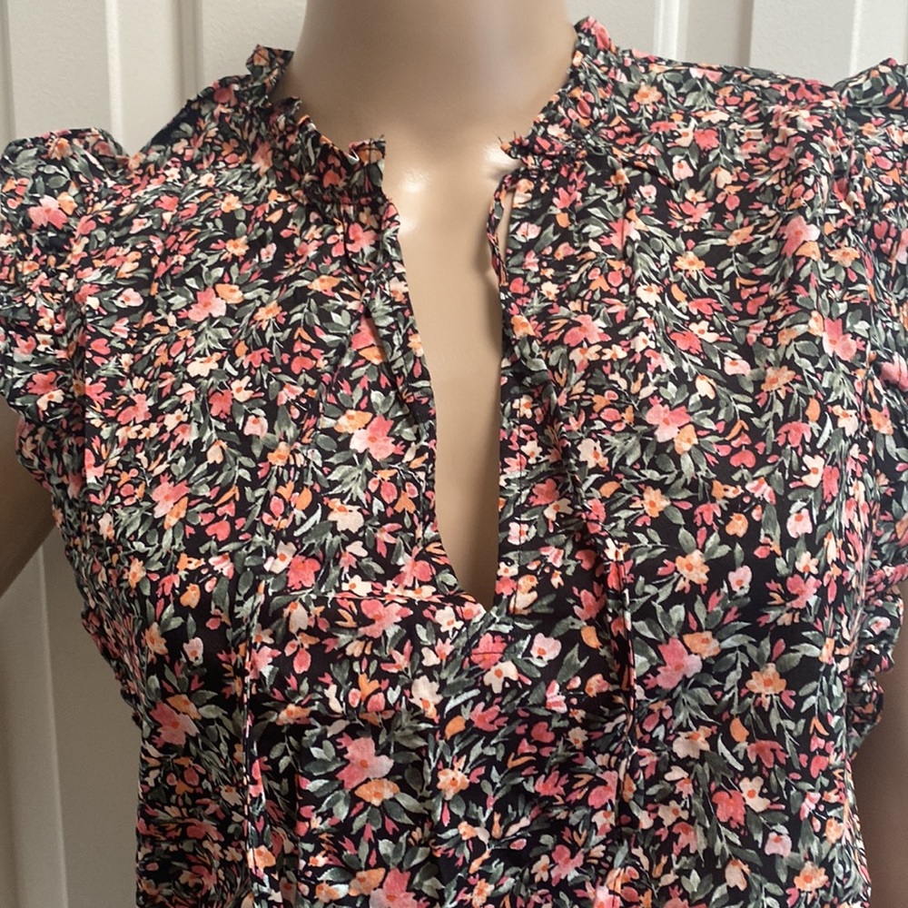 NWOT BB Dakota Steve Madden Women L Floral Blouse. Ruffles on sleeves and neck. - Picture 5 of 11